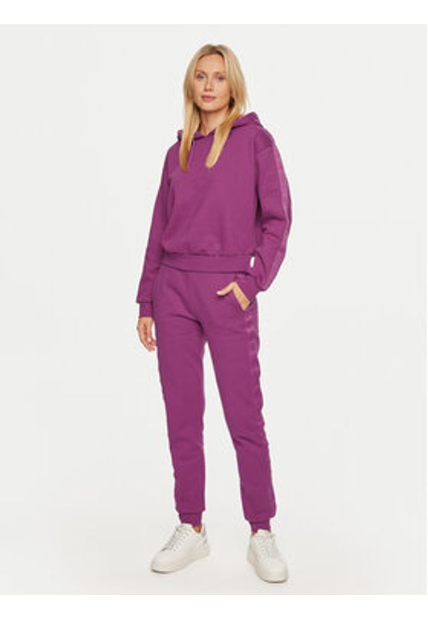 Guess Spodnie dresowe V4BB00 KC5O0 Fioletowy Regular Fit. Kolor: fioletowy. Materiał: bawełna