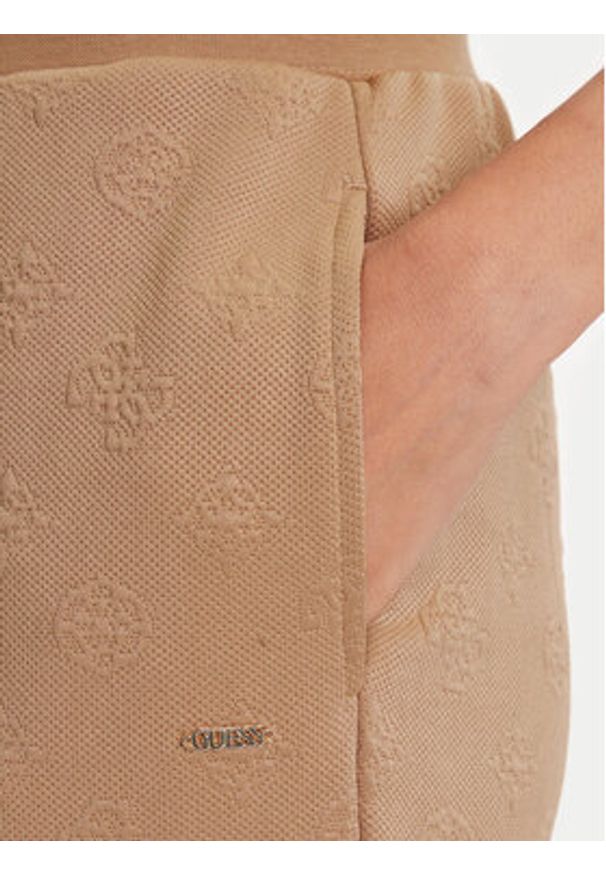 Guess Spodnie dresowe V5YB06 KBSL2 Beżowy Regular Fit. Kolor: beżowy. Materiał: syntetyk