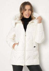 Born2be - Biała Pikowana Kurtka o Pudełkowym Kroju z Kapturem z Futerkiem Rearria. Okazja: na co dzień. Typ kołnierza: kaptur. Kolor: biały. Materiał: futro. Sezon: zima. Styl: casual, klasyczny #3