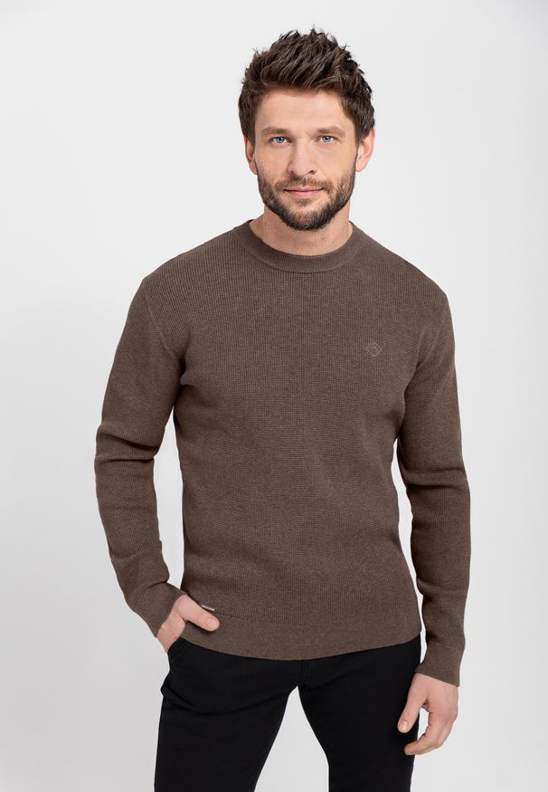 Volcano - Brązowy sweter S-HERO. Kolor: brązowy. Materiał: materiał, dzianina. Długość rękawa: długi rękaw. Długość: długie. Wzór: ze splotem. Styl: klasyczny
