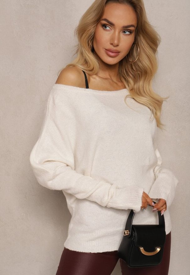 Renee - Jasnobeżowy Sweter z Lnem Oversize z Dekoltem w Łódkę Sassista. Okazja: na spotkanie biznesowe, na co dzień. Typ kołnierza: dekolt w łódkę. Kolor: beżowy. Materiał: len. Styl: biznesowy, klasyczny, casual
