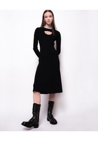Pinko - PINKO - Czarna dzianinowa sukienka midi Manresa. Kolor: czarny. Materiał: dzianina. Długość rękawa: długi rękaw. Typ sukienki: rozkloszowane. Długość: midi