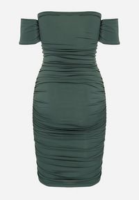 Born2be - Zielona Sukienka o Dopasowanym Kroju z Odkrytymi Ramionami i Drapowaniem Tosoria. Okazja: na co dzień. Kolor: zielony. Typ sukienki: z odkrytymi ramionami. Styl: casual #7