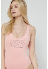 Nike jednoczęściowy strój kąpielowy Multi Logo kolor różowy miękka miseczka. Kolor: różowy. Materiał: skóra, materiał, włókno #2