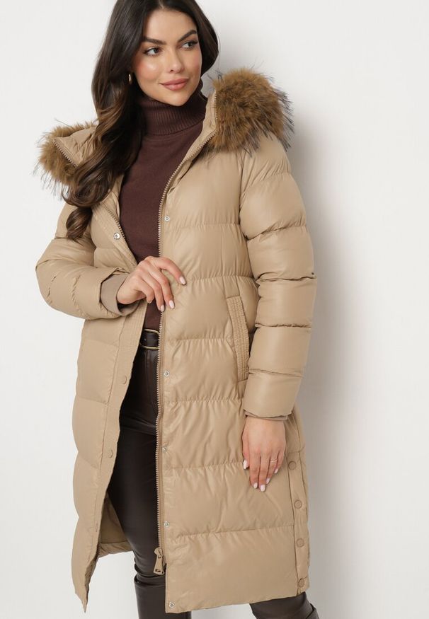 Born2be - Beżowa Długa Pikowana Kurtka z Kapturem Odpinanym Futerkiem i Paskiem w Talii Serenira. Okazja: na spacer. Typ kołnierza: kaptur. Kolor: beżowy. Materiał: futro. Długość: długie