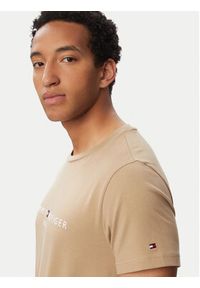 TOMMY HILFIGER - Tommy Hilfiger T-Shirt Logo Tee MW0MW11797 Beżowy Regular Fit. Kolor: beżowy. Materiał: bawełna #3
