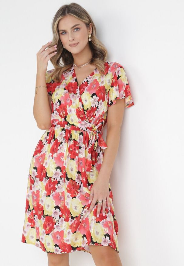 Born2be - Żółto-Czerwona Rozkloszowana Sukienka z Metaliczną Nitką i Wiązanym Paskiem Noldan. Kolor: czerwony. Materiał: tkanina, materiał, wiskoza. Wzór: kwiaty