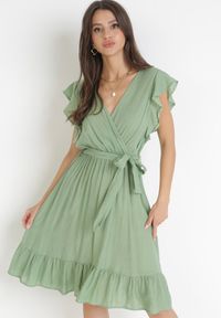 Born2be - Zielona Rozkloszowana Sukienka z Gumką w Pasie Pabelin. Kolor: zielony. Materiał: materiał. Typ sukienki: kopertowe #4