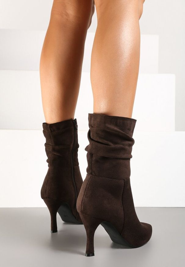 Born2be - Brązowe Botki Vices na Niskiej Szpilce z Imitacji Zamszu z Marszczoną Cholewką Saviraen. Okazja: do pracy, na spotkanie biznesowe. Kolor: brązowy. Materiał: zamsz. Szerokość cholewki: normalna. Styl: biznesowy, elegancki