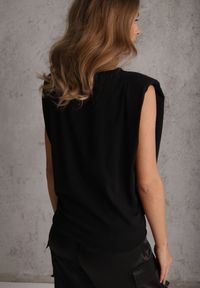 Renee - Czarny Wiązany Top Oversize z Bawełny Bez Rękawów z Poduszkami w Ramionach Othrassa. Okazja: na co dzień, na randkę. Kolor: czarny. Materiał: bawełna. Długość rękawa: bez rękawów. Długość: krótkie. Styl: casual #6