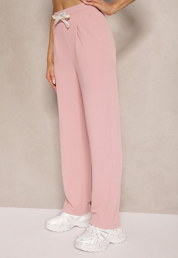 Renee - Różowe Spodnie High Waist z Prostą Nogawką i Gumką w Pasie Fadesa. Okazja: na co dzień. Stan: podwyższony. Kolor: różowy. Styl: casual