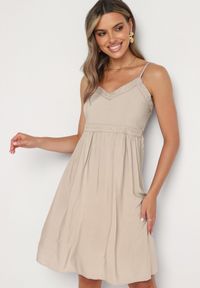 Born2be - Beżowa Sukienka z Wiskozy na Cienkich Ramiączkach z Regulacją Ozdobiona Lampasem i Haftem Nelrissa. Okazja: na imprezę. Typ kołnierza: dekolt w kształcie V. Kolor: beżowy. Materiał: wiskoza. Długość rękawa: na ramiączkach. Wzór: aplikacja, haft #5