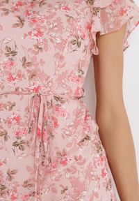 Born2be - Różowa Sukienka Corite. Typ kołnierza: kołnierz z falbankami. Kolor: różowy. Materiał: tkanina. Wzór: aplikacja, kolorowy, kwiaty. Długość: mini #4