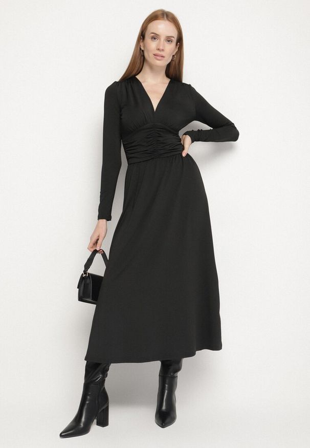 Born2be - Czarna Marszczona Sukienka Taliowana z Wiskozą z Dekoltem V i Długim Rękawem Emirie. Okazja: na co dzień, na spotkanie biznesowe. Typ kołnierza: dekolt w kształcie V. Kolor: czarny. Materiał: wiskoza. Długość rękawa: długi rękaw. Styl: casual, biznesowy