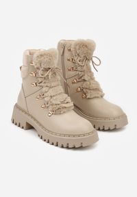 Born2be - Ciemnobeżowe Causualowe Trapery Zdobione Futerkiem na Języku Charnas. Nosek buta: okrągły. Zapięcie: zamek. Kolor: beżowy. Wzór: aplikacja. Materiał: futro. Sezon: zima. Obcas: na obcasie. Styl: klasyczny. Wysokość obcasa: niski #5