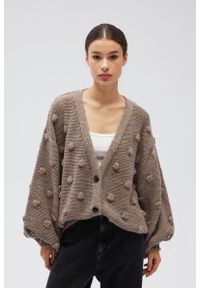 Marsala - Kardigan zapinany na guziki w kolorze LIGHT BROWN - BUBLE-UNI. Okazja: na co dzień, do pracy. Typ kołnierza: dekolt w serek. Materiał: wełna, poliester, jeans, akryl, poliamid. Wzór: ze splotem. Styl: casual, klasyczny