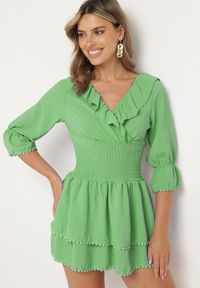 Born2be - Zielona Sukienka z Kopertowym Dekoltem i Gumką w Pasie Ozdobiona Falbanką Tesalie. Okazja: na co dzień. Typ kołnierza: dekolt kopertowy, kołnierz z falbankami. Kolor: zielony. Wzór: aplikacja. Sezon: wiosna, lato. Typ sukienki: kopertowe. Styl: elegancki, casual #1