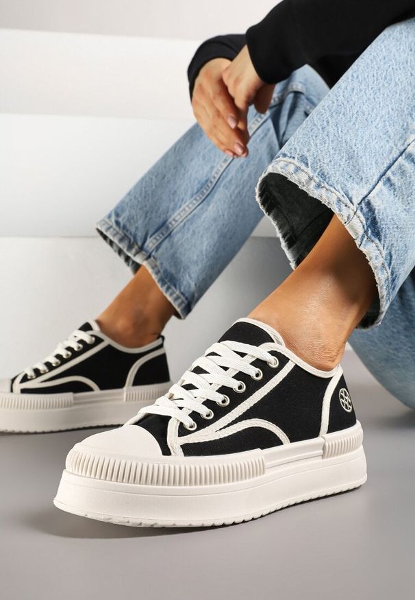 Born2be - Czarne Trampki na Grubej Podeszwie Ozdobione Metaliczną Aplikacją Efadelis. Okazja: na co dzień. Kolor: czarny. Materiał: jeans. Wzór: aplikacja. Styl: casual