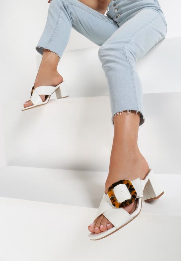 Renee - Białe Klapki Lorexie. Nosek buta: otwarty. Kolor: biały. Materiał: jeans. Wzór: geometria, aplikacja. Obcas: na słupku