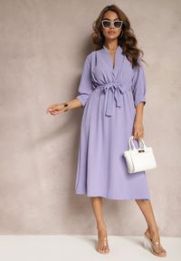 Renee - Jasnofioletowa Sukienka Canopis. Typ kołnierza: dekolt kopertowy. Kolor: fioletowy. Materiał: tkanina, materiał. Typ sukienki: kopertowe. Styl: elegancki. Długość: midi #3