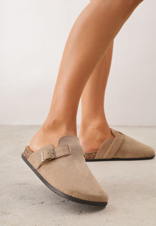 Renee - Ciemnobeżowe Klapki Chodaki Ozdobione Paskiem z Klamrą Ploraria. Okazja: na co dzień. Kolor: beżowy. Materiał: jeans. Wzór: aplikacja. Styl: retro, casual