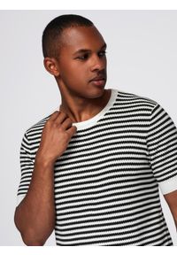 Ombre Clothing - Dzianinowy t-shirt męski w marynarskie paski z ażurowym splotem – czarno-biały V1 OM-TSCT-0255 - XXL. Okazja: na spacer. Kolor: czarny. Materiał: dzianina. Długość: krótkie. Wzór: ażurowy, ze splotem, paski. Sezon: lato. Styl: elegancki #7