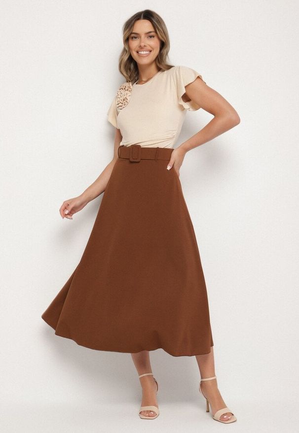 Born2be - Brązowa Gładka Spódnica Maxi z Gumką w Pasie i Klamrą Orirsa. Kolor: brązowy. Wzór: gładki. Styl: elegancki