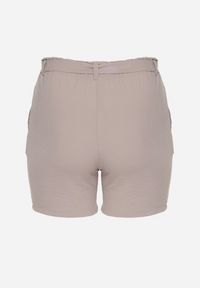 Born2be - Ciemnobeżowe Szorty Typu Bermudy z Wysokim Stanem z Gumką w Pasie i Wiązaniem Seviiana. Okazja: na co dzień. Stan: podwyższony. Kolekcja: plus size. Kolor: beżowy. Materiał: koronka, materiał. Wzór: koronka. Sezon: lato. Styl: elegancki, casual #3