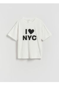 Reserved - T-shirt z aplikacją - złamana biel. Materiał: bawełna. Wzór: aplikacja #1