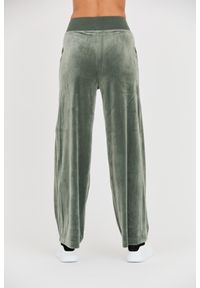 Juicy Couture - JUICY COUTURE Zielone spodnie Bexley Velour Track Pants. Kolor: zielony #3