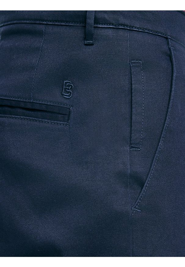 Big-Star - Spodnie męskie chinosy granatowe Trevor 403. Kolor: niebieski. Materiał: tkanina. Wzór: haft. Styl: elegancki, klasyczny