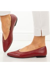 Czerwone skórzane czółenka damskie T.Sokolski 307. Okazja: na co dzień, do pracy. Kolor: czerwony. Materiał: skóra. Sezon: wiosna, lato, jesień. Obcas: na płaskiej podeszwie. Styl: casual, klasyczny, elegancki #1