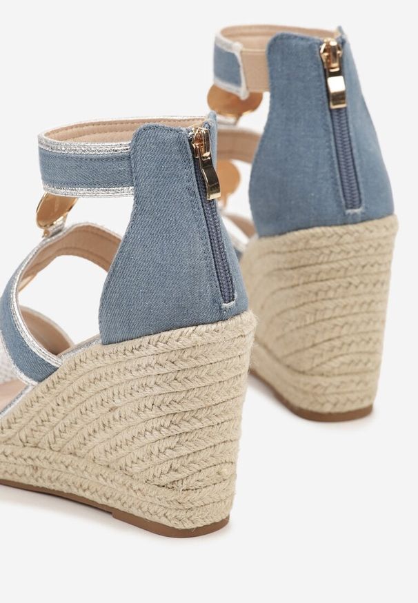 Born2be - Niebieskie Sandały na Plecionym Koturnie z Metaliczną Wstawką Zapinane na Suwak Cesvia. Okazja: na imprezę, na co dzień. Kolor: niebieski. Materiał: jeans, len. Sezon: wiosna, lato. Obcas: na koturnie. Styl: klasyczny, casual, elegancki