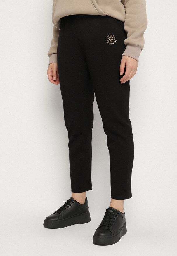 Born2be - Czarne Spodnie Dresowe z Ozdobą z Boku Rialane. Okazja: na co dzień. Kolekcja: plus size. Kolor: czarny. Materiał: dresówka. Wzór: aplikacja. Styl: casual, elegancki
