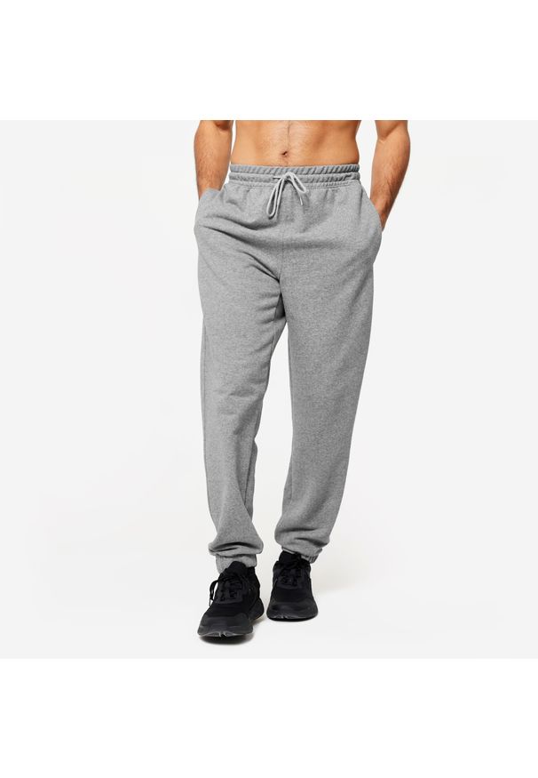 DOMYOS - Spodnie fitness męskie Domyos Gym & Pilates. Kolor: szary. Materiał: poliester, bawełna, materiał, elastan. Sport: fitness, joga i pilates