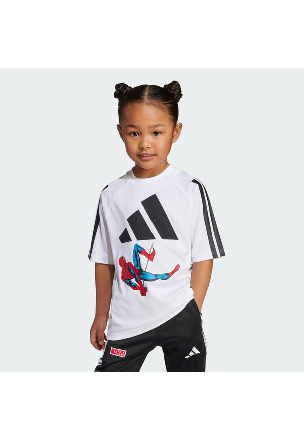 Adidas - Koszulka Marvel Spider-Man Tee Kids. Kolor: biały, wielokolorowy, czarny. Materiał: materiał. Wzór: motyw z bajki