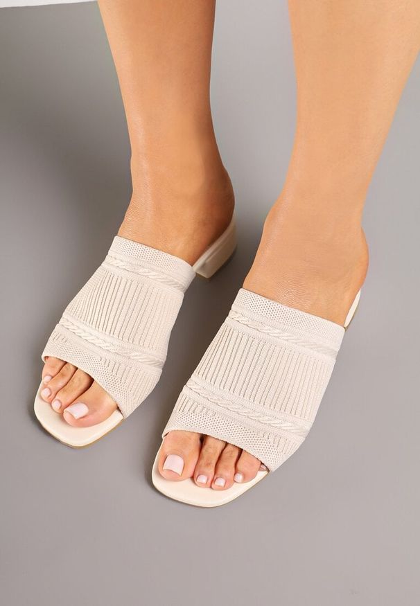 Born2be - Jasnobeżowe Klapki na Obcasie z Tłoczoną Cholewką Dolianne. Okazja: na co dzień. Kolor: beżowy. Sezon: lato. Obcas: na obcasie. Styl: casual, elegancki. Wysokość obcasa: średni