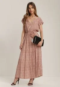 Renee - Łososiowa Sukienka Z Paskiem Veinhayi. Kolor: różowy. Długość rękawa: krótki rękaw. Wzór: aplikacja. Styl: boho. Długość: midi