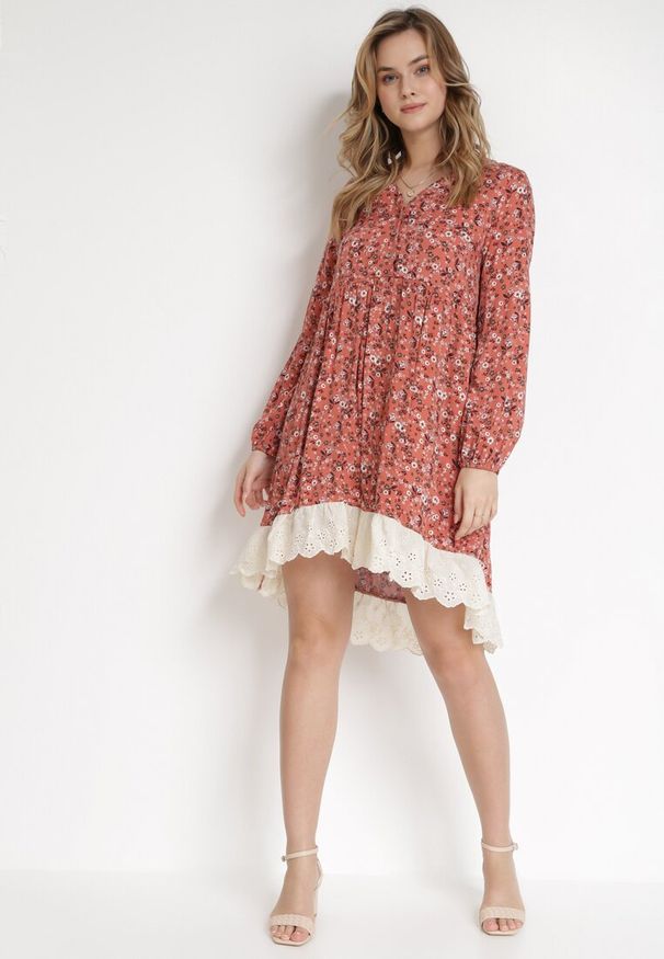 Born2be - Czerwona Sukienka Ferethe. Okazja: na co dzień. Kolor: czerwony. Wzór: nadruk, aplikacja, ażurowy, kwiaty. Styl: boho, elegancki, klasyczny, casual. Długość: mini