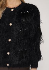 Born2be - Czarny Kardigan z Wełną o Fakturze Imitującej Pióra z Ozdobnymi Guzikami Mevinalia. Okazja: na co dzień, do pracy, na spotkanie biznesowe. Kolor: czarny. Materiał: wełna. Wzór: aplikacja. Sezon: zima, jesień. Styl: biznesowy, klasyczny, casual, elegancki #6