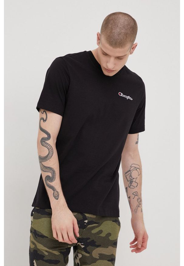 Champion t-shirt bawełniany kolor czarny z aplikacją. Kolor: czarny. Materiał: bawełna. Wzór: aplikacja
