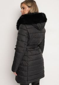 Born2be - Czarna Kurtka Pikowana z Futerkiem Przy Kapturze i Paskiem w Talii Dorinka. Okazja: na co dzień. Kolor: czarny. Materiał: futro. Długość rękawa: długi rękaw. Długość: długie. Styl: casual, elegancki #4