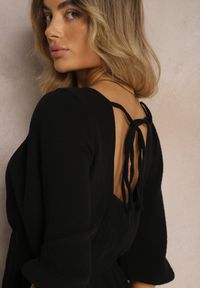 Renee - Czarna Sukienka z Bawełny Ozdobiona Wiązaniem i Gumką w Pasie Wlarina. Okazja: na imprezę. Kolor: czarny. Materiał: bawełna. Wzór: aplikacja. Styl: wizytowy