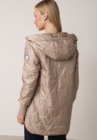 Born2be - Ciemnobeżowa Pikowana Kurtka Przejściowa z Kapturem i Bocznymi Suwakami Mado. Okazja: na co dzień. Typ kołnierza: kaptur. Kolor: beżowy. Materiał: poliester, jeans. Styl: casual, klasyczny #8
