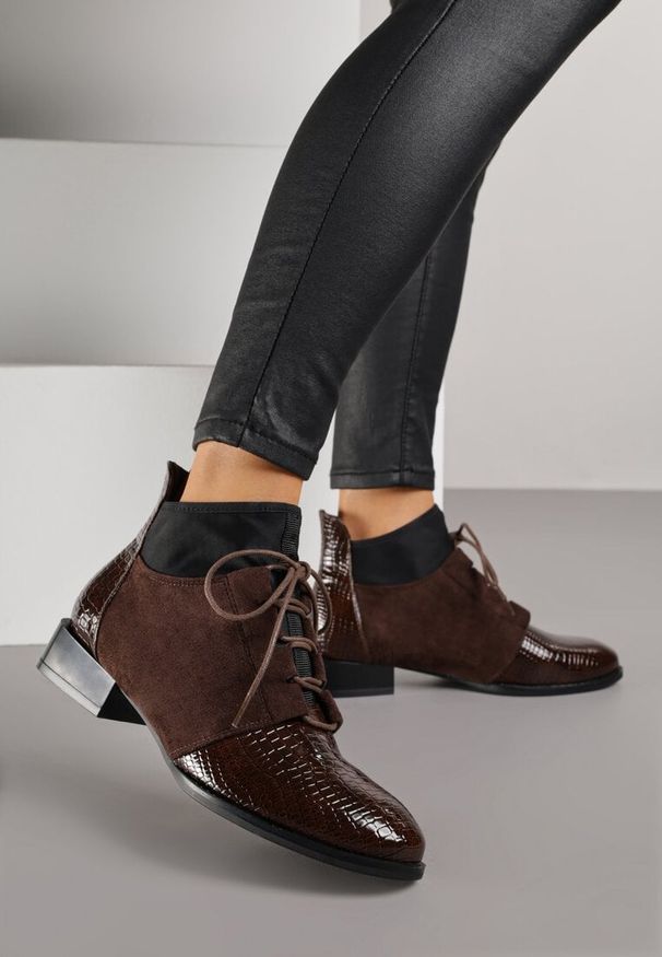 Born2be - Brązowe Botki Typu Trzewiki z Lakierowanymi Wstawkami z Tłoczeniem Krokodyla Zetilla. Kolor: brązowy. Materiał: lakier. Styl: elegancki