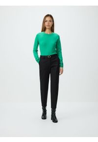 Reserved - Spodnie cygaretki z paskiem - czarny. Kolor: czarny. Materiał: tkanina, bawełna #1