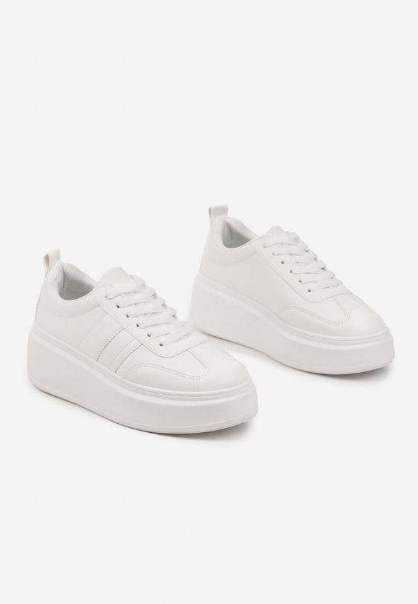 Born2be - Białe Sneakersy Kultowe Tenisówki na Platformie z Koturnem Elisara. Okazja: na co dzień, na spacer. Zapięcie: sznurówki. Kolor: biały. Materiał: jeans. Obcas: na koturnie. Sport: turystyka piesza
