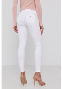Guess Spodnie damskie kolor biały dopasowane medium waist. Kolor: biały. Materiał: materiał