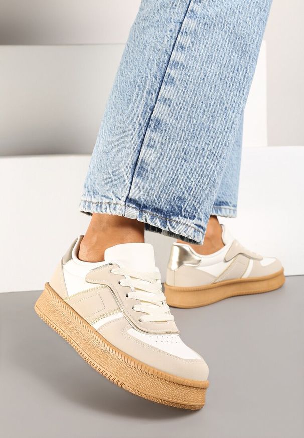 Born2be - Beżowo-Białe Płaskie Sneakersy z Perforacją i Ozdobnymi Przeszyciami Neaviria. Okazja: na co dzień. Zapięcie: sznurówki. Kolor: beżowy. Materiał: jeans. Sezon: jesień, wiosna