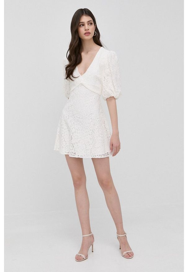 BARDOT - Bardot Sukienka kolor biały mini rozkloszowana. Kolor: biały. Materiał: dzianina. Typ sukienki: rozkloszowane. Długość: mini
